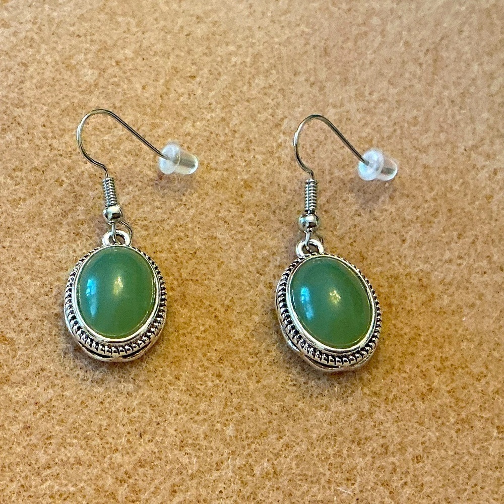 Beautiful pair of Earrings, Brand New!